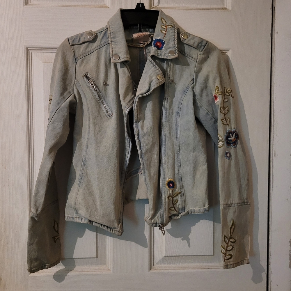 Candie's embroiderd light wash jean jacket